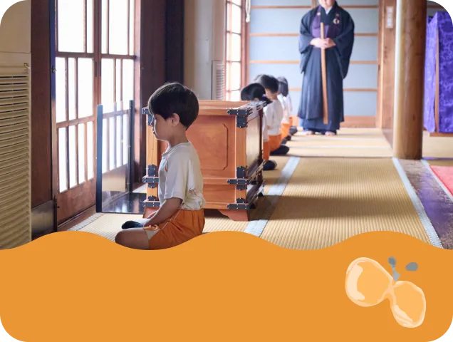 手を合わせる子どもたち