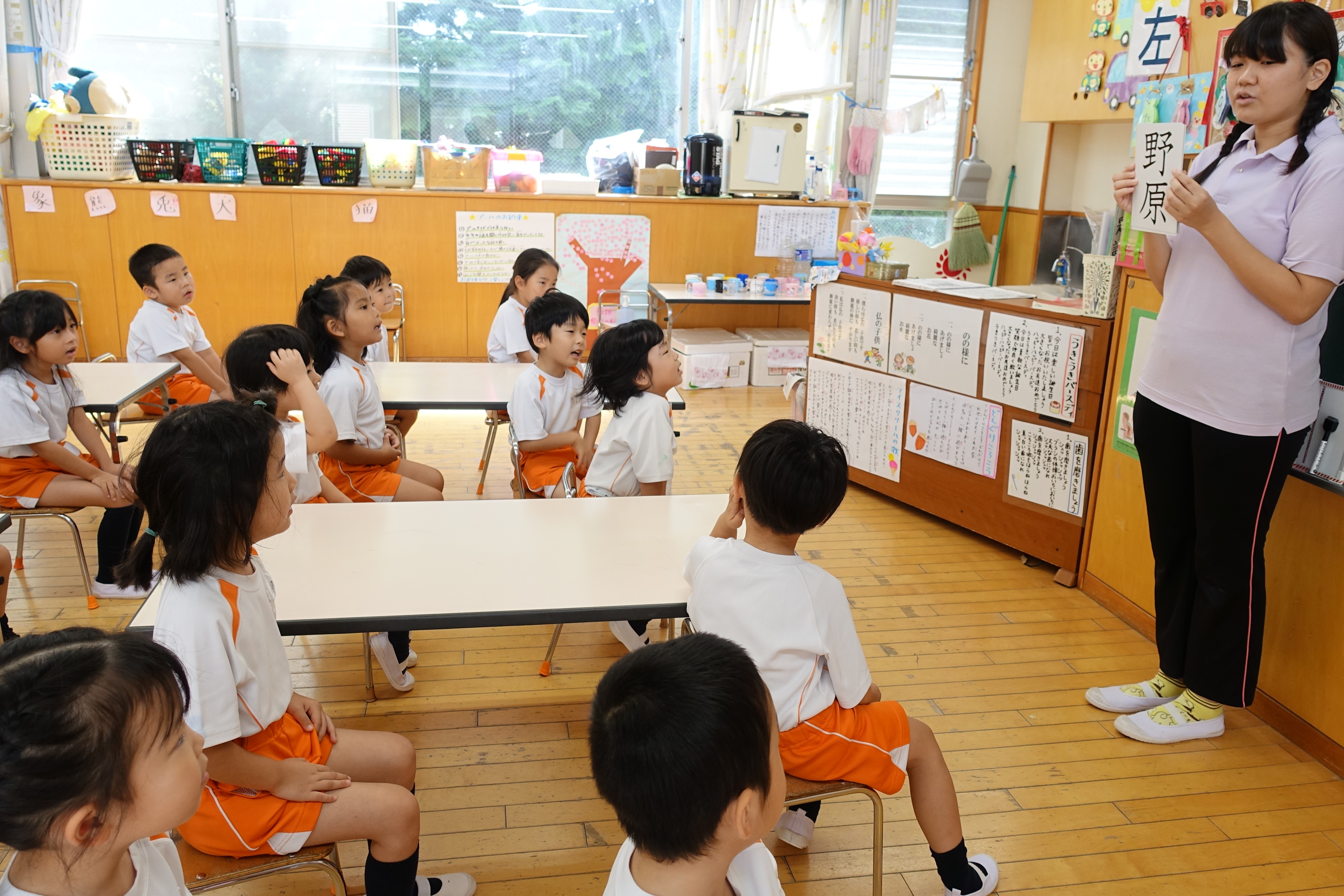 漢字カードで遊ぶ様子