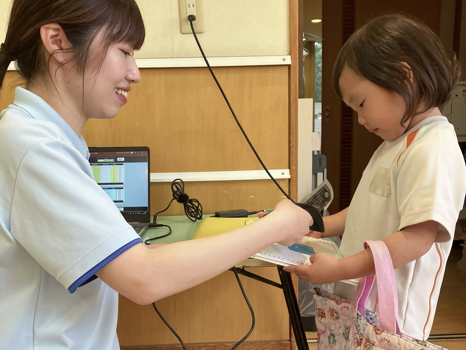 絵本を借りる子ども