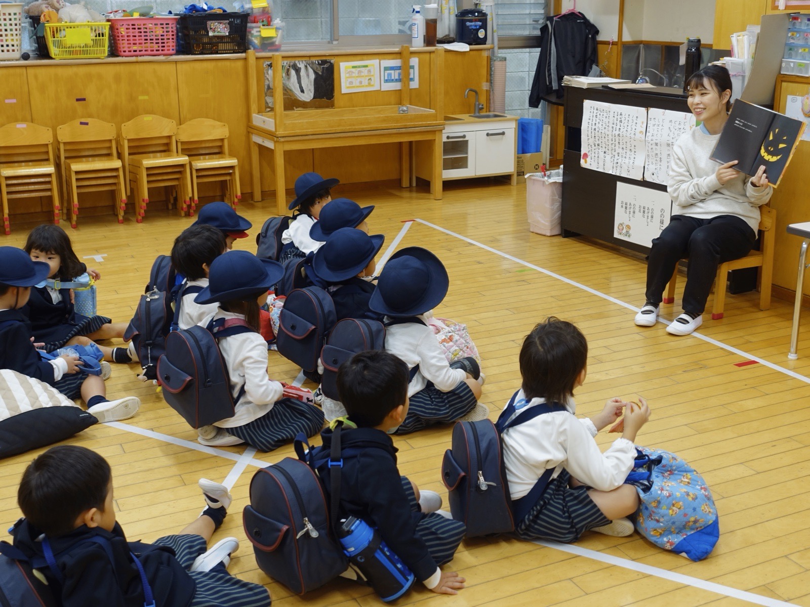 降園前の読み聞かせに聞き入る子どもたち