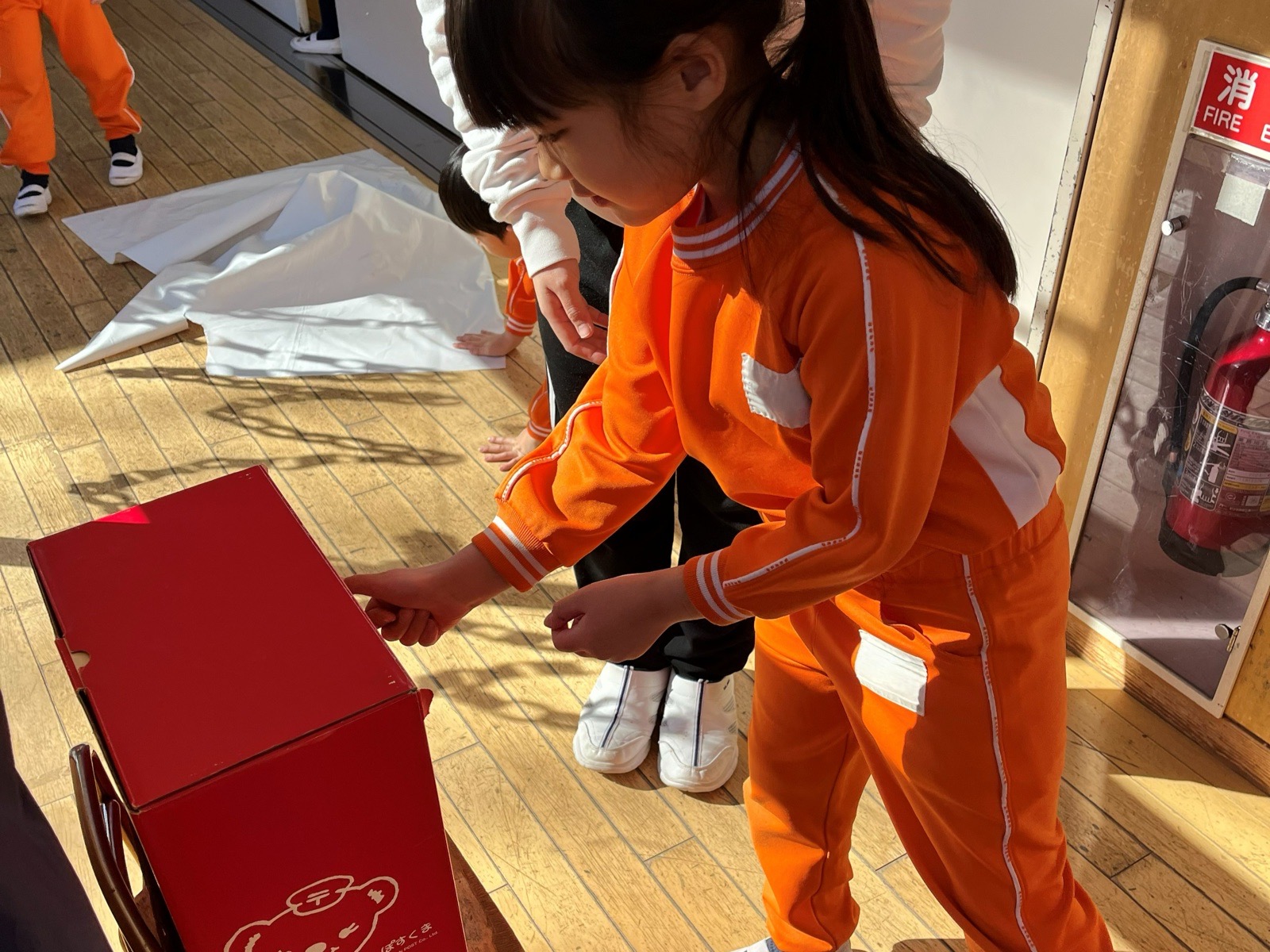 園内のポストに手紙を投函する