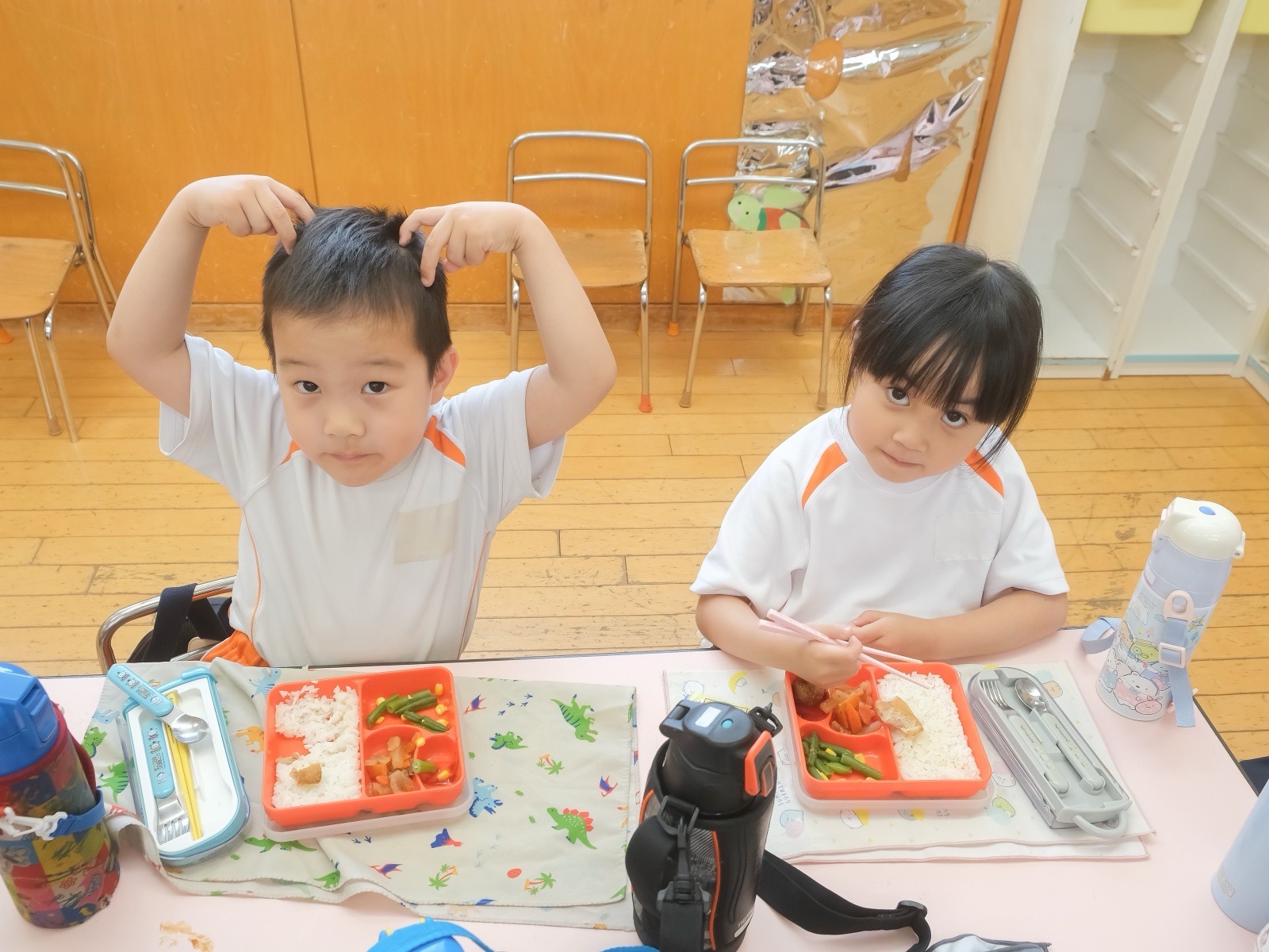 給食を食べる子どもたち
