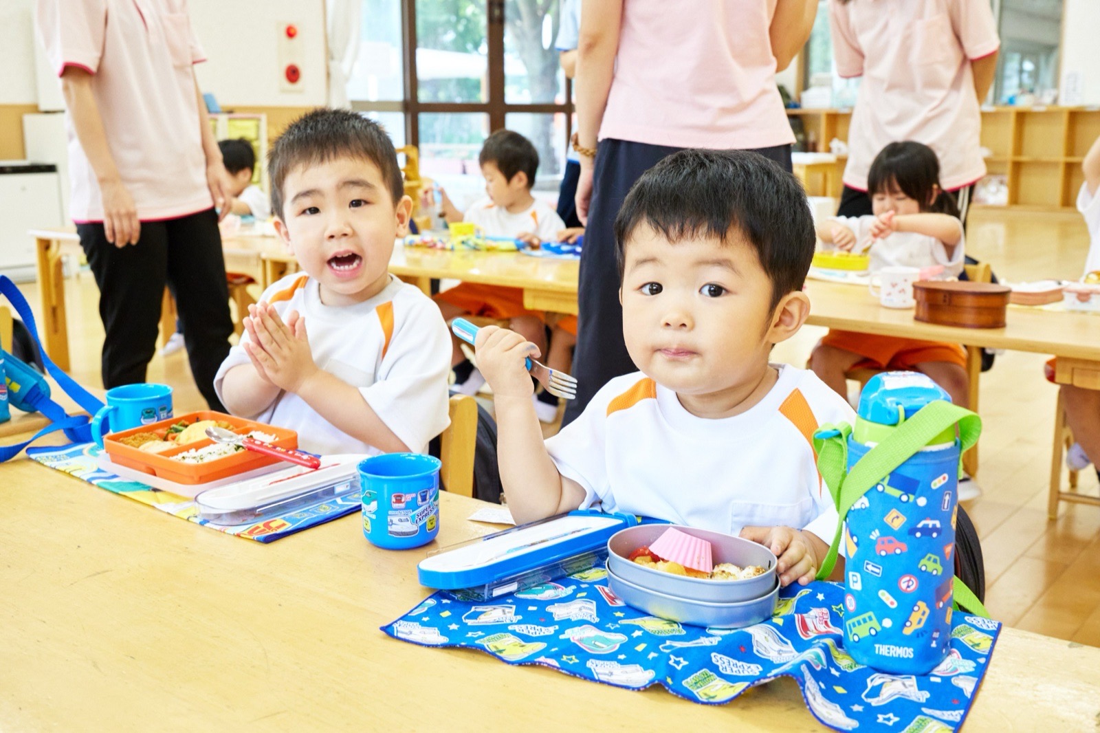 友だちと一緒に食事を楽しむ様子